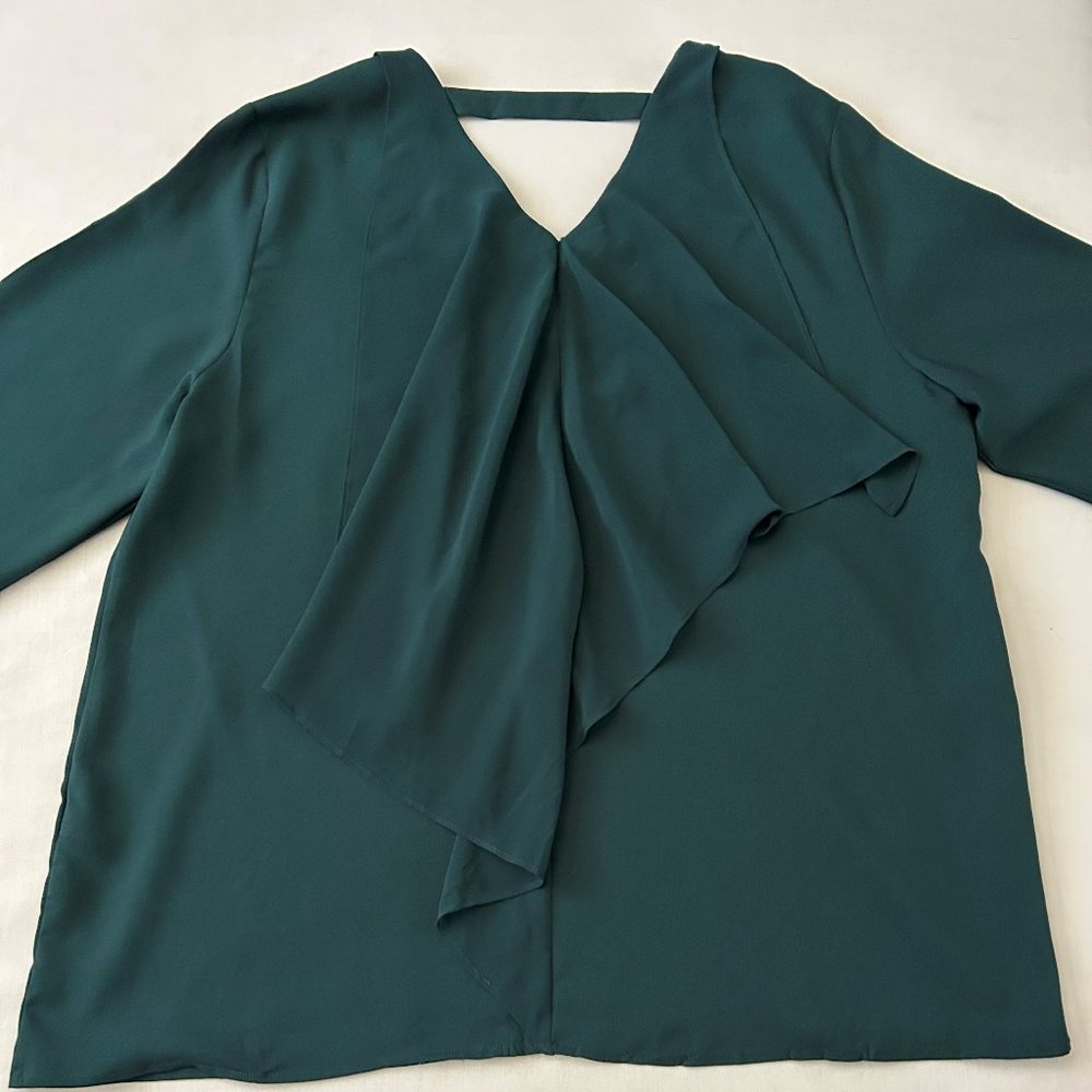 Chico's Woman's 3/4 Sleeve V-Neck Flowy Top with Gathered Drape Back Detail Sz 2